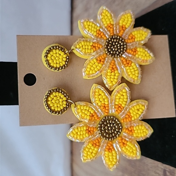 🌻 Sunflower Beaded Drop Dangle Earrings - Picture 12 of 15